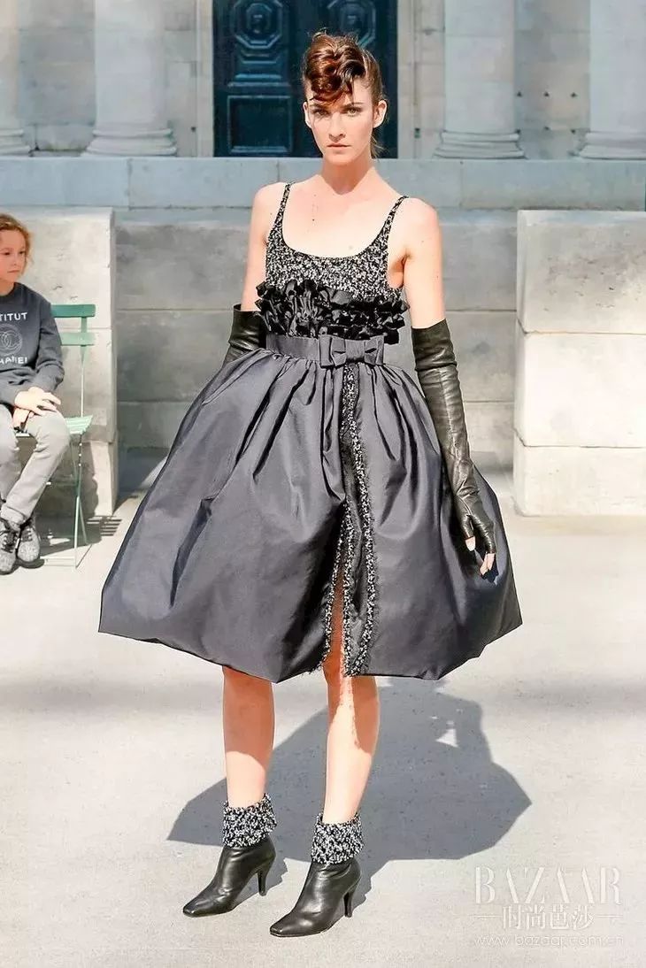 塞纳河倒映着埃菲尔铁塔,香奈儿的绝美高定