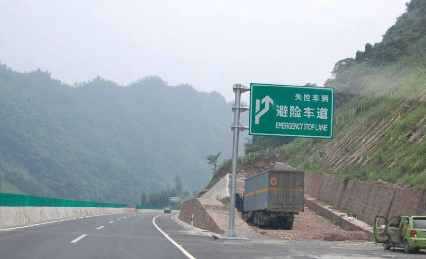 汽车刹车突然变硬失灵怎么回事,车子熄火空挡滑行突然刹车失灵