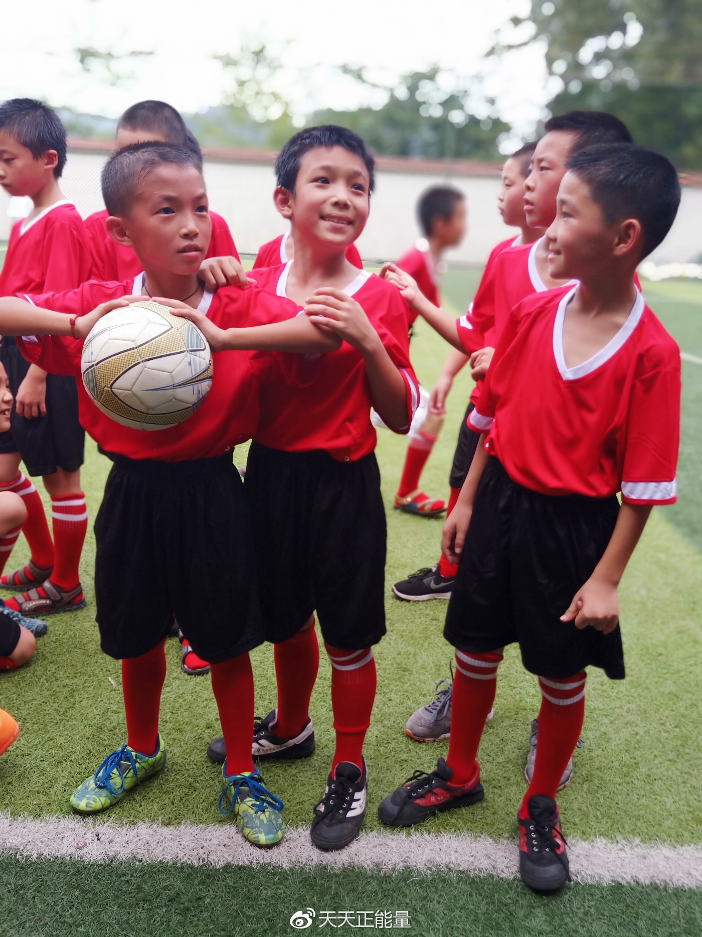 我们办了一场“乡村世界杯”,孩子们赛场上都铆足了劲