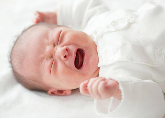 新生儿有惊跳反射但是听力未通过,新生儿出生打嗝和惊跳是怎么回事
