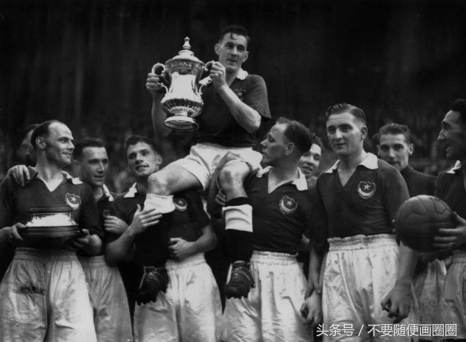 c罗梅西都穿什么鞋,c罗穿的第一双足球鞋