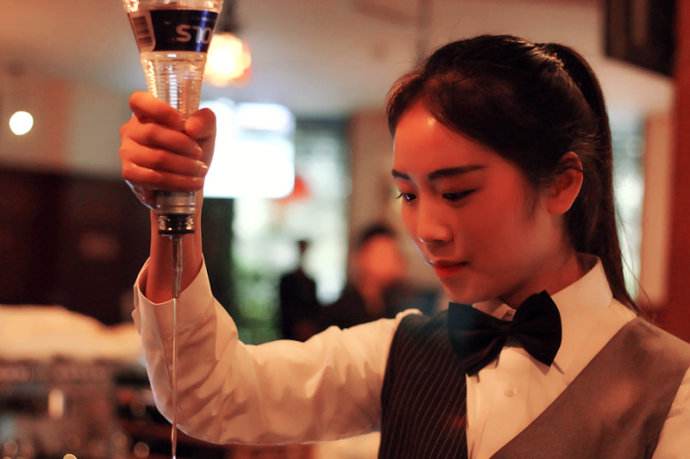 酒精过敏做调酒师,酒精过敏者能干白酒酿造工不