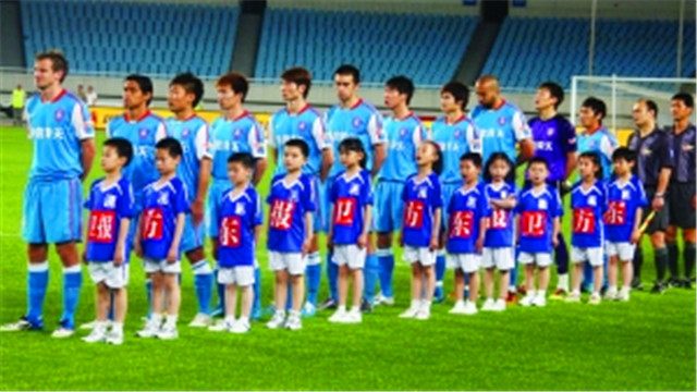 为什么足球入场要牵个小孩,为什么足球运动员进场要牵个小孩