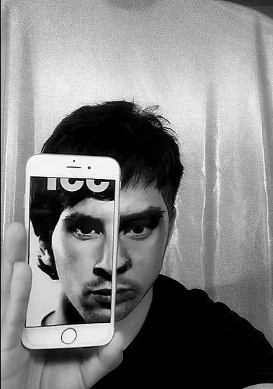 为了哄女老板,95后小伙仿妆梅西,画上胡须后神还原!