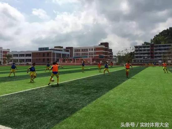 中国女孩捡球,捡球的中国女孩