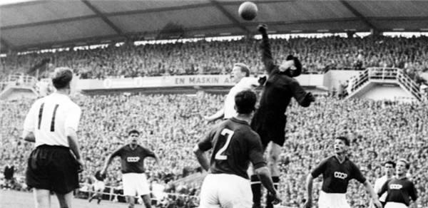 足球界梅西和c罗哪个更厉害,历史十大球员中梅西c罗排第几