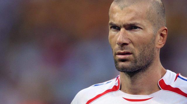 足球界梅西和c罗哪个更厉害,历史十大球员中梅西c罗排第几