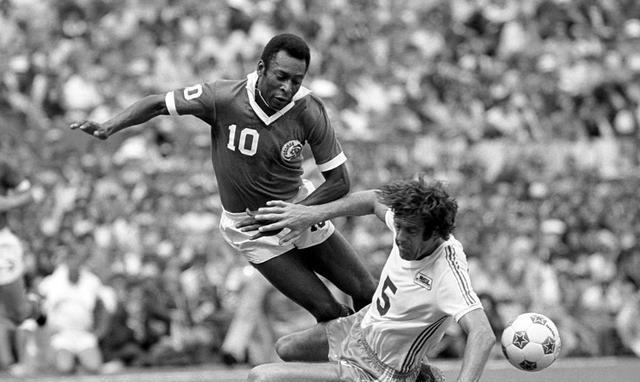 足球界梅西和c罗哪个更厉害,历史十大球员中梅西c罗排第几