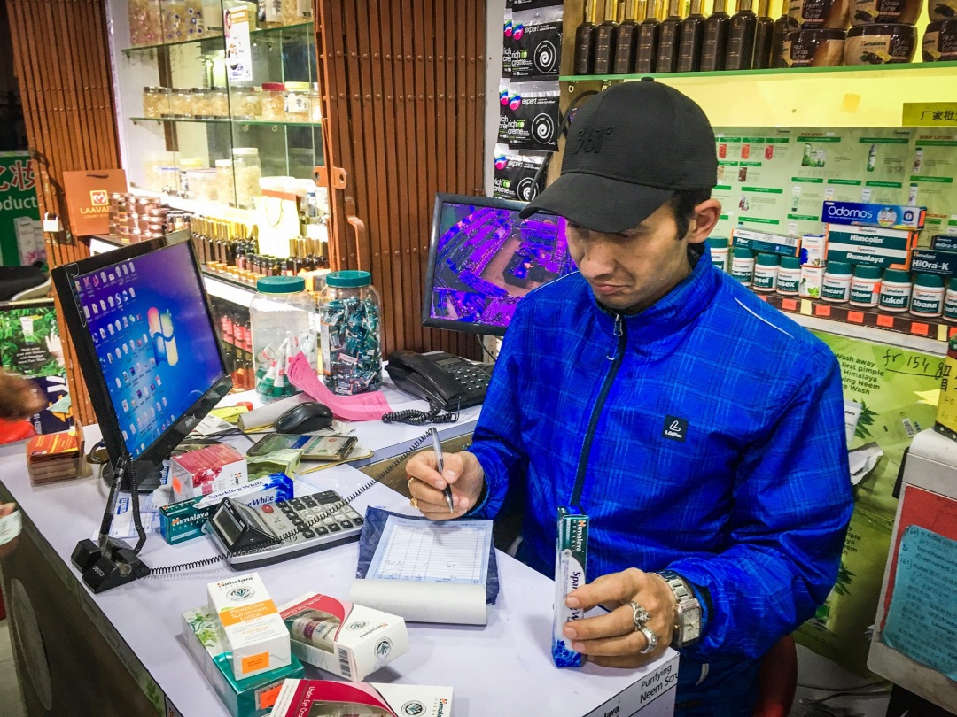 中国商人在尼泊尔赚了个金玉满堂，只因羊毛围巾全是义乌造