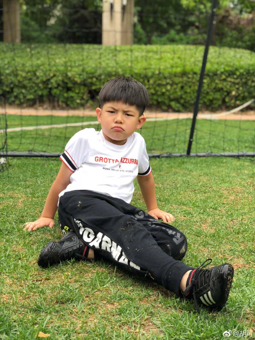 胡可和安吉在台上表演,胡可为安吉庆生安吉玩水不亦乐乎