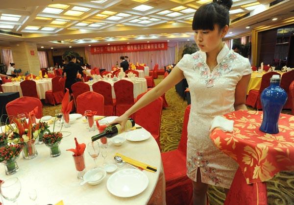 饭店服务员工资3500怎么样,饭店服务员一个月工资多少