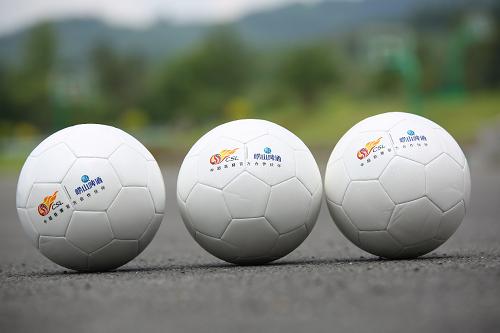 “筑梦”爱心球场，崂山啤酒播种正能量