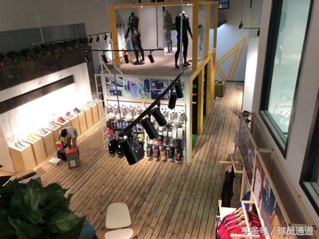 “兄弟，请问汉森贝壳球场怎么走？”