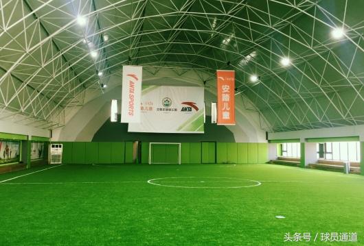 “兄弟，请问汉森贝壳球场怎么走？”