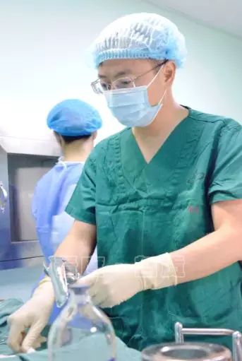 首例试管婴儿诞下男婴,首例男性移植子宫生育