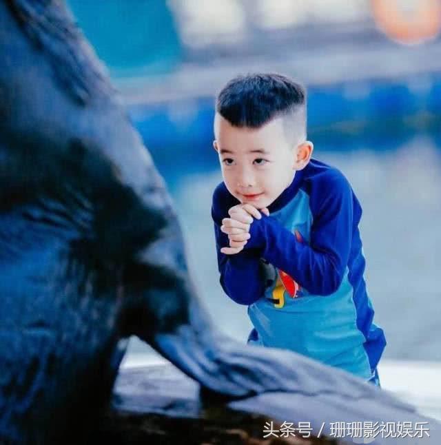 胡可微博晒安吉踢球照片,长大了安吉一脸帅!网友:姐姐等你!