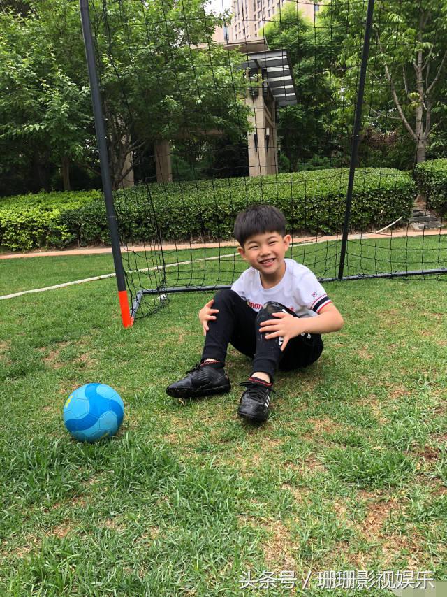 胡可微博晒安吉踢球照片,长大了安吉一脸帅!网友:姐姐等你!