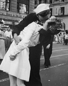 疯狂接吻日!在亲吻区可狂吻陌生人!小心对象被别人抱在怀里!