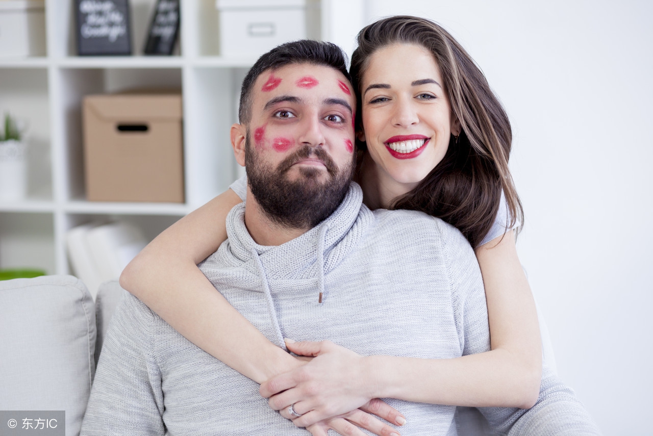 疯狂接吻日!在亲吻区可狂吻陌生人!小心对象被别人抱在怀里!