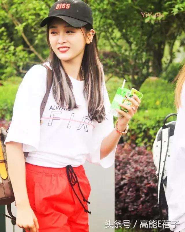 吴宣仪海南甜美穿搭,不知道怎么搭配时尚让小姐姐教你