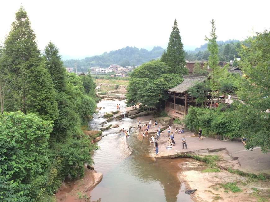 四川省石棉县,因该地盛产优质石棉而得名,全国唯一以矿命名的县