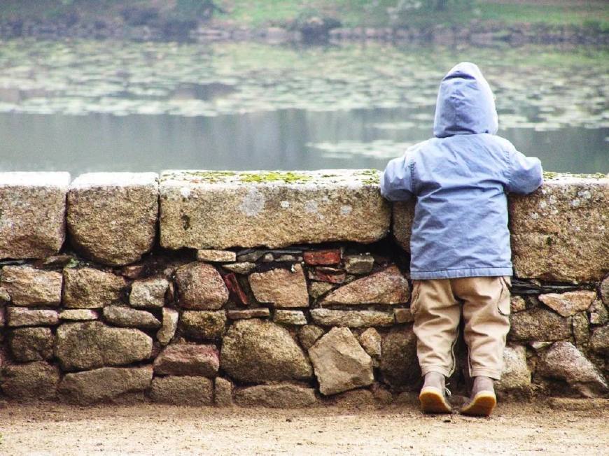 一段视频看哭了无数孩子,一个男孩跪地大哭的视频