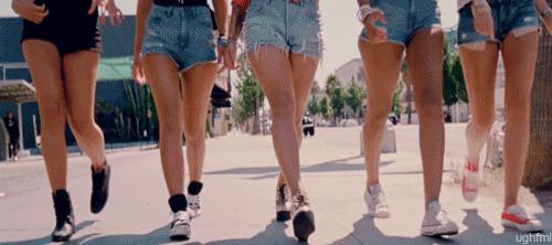 宽松牛仔短裤怎么穿才不显腿短,最适合自己的牛仔短裤