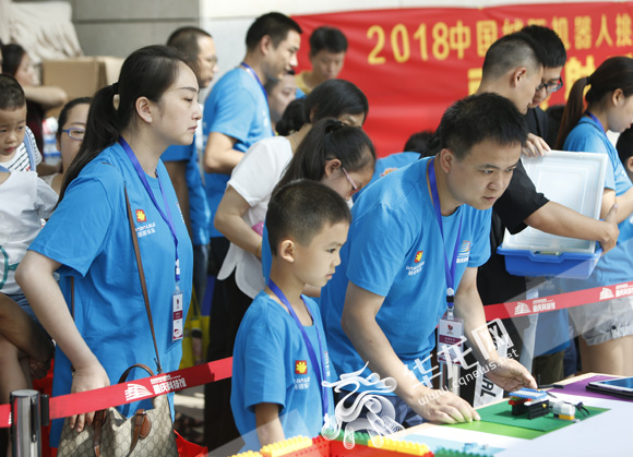不能去世界杯现场看球别遗憾重庆科技馆看机器人射门表演