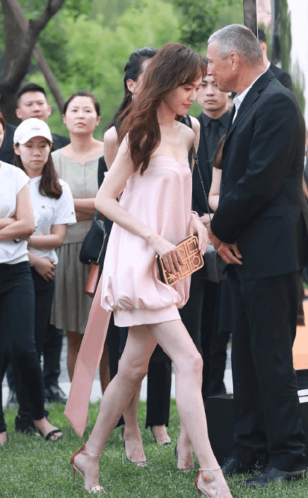 唐嫣穿低胸亮片红礼服出席活动,34岁唐嫣穿礼服少女感十足