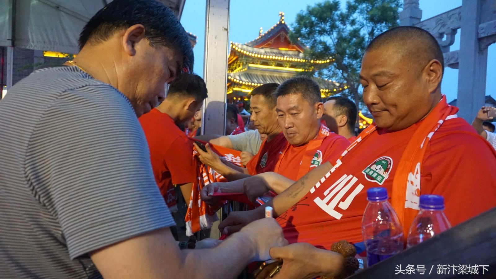 汴梁头条|建业“动力觉醒——七盛角足球之夜”嘉年华盛大举行