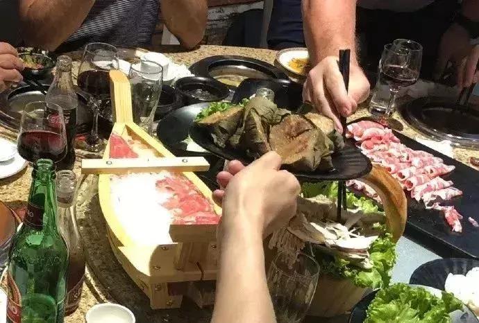 当中国男足脱掉衣服全世界都吐了！年薪1亿白斩鸡身材！