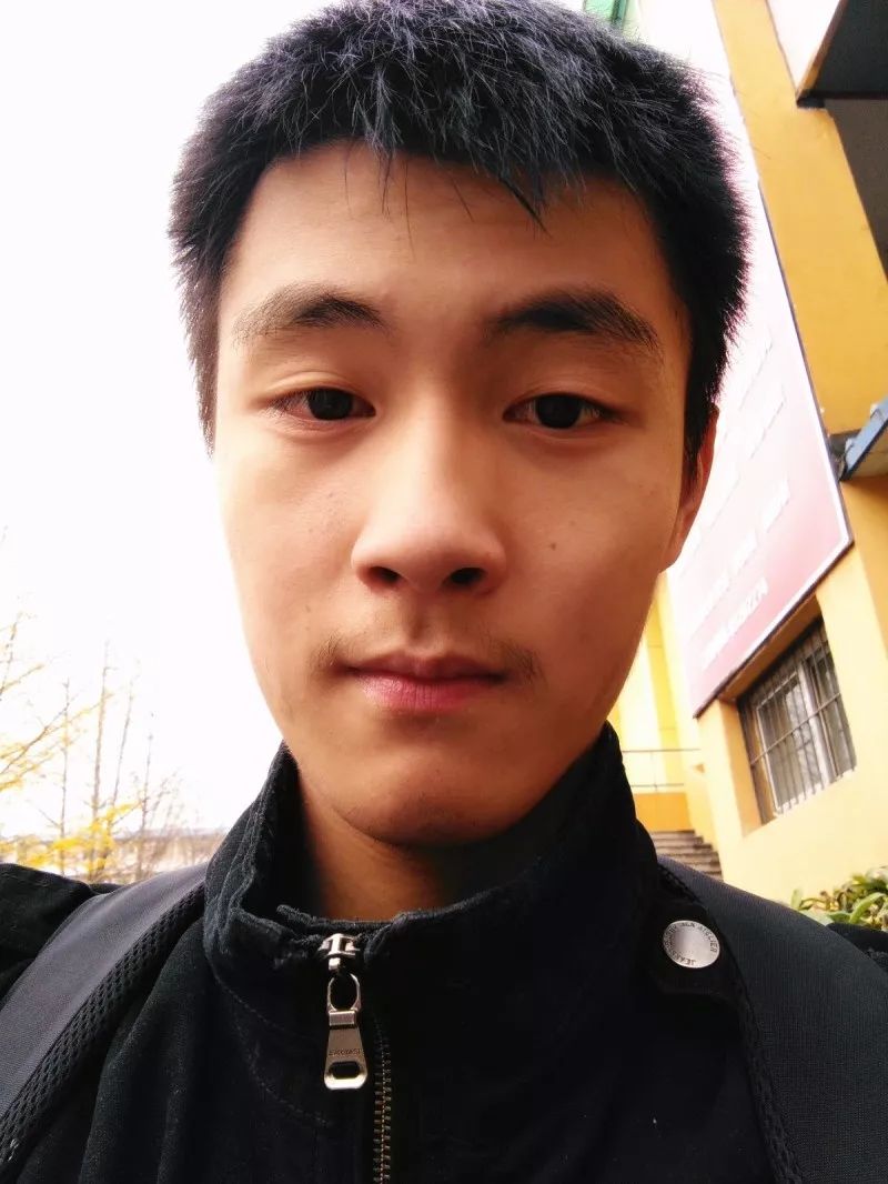 学霸领了10万元奖学金,学霸足球队