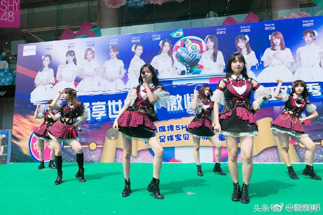 地铁上偶遇世界杯足球宝贝，SHY48现身沈阳街头点燃夏日热情