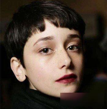 适合圆脸女生狗啃式短卷发,大脸圆脸狗啃式短发发型女