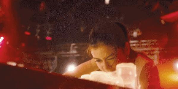 酒吧监控曝光：女孩被性侵，有多容易