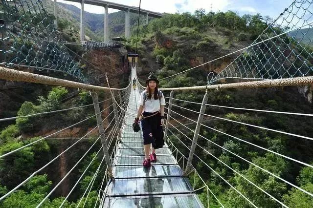 云南9d玻璃栈道,云南雪山峡谷玻璃栈道