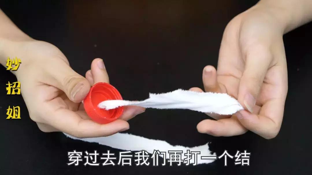 把筷子和塑料瓶绑在一起，解决了家家户户的大难题，省钱又实用