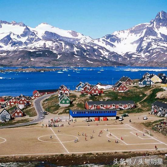 足球世界杯很难吗,世界杯足球场地是真草吗