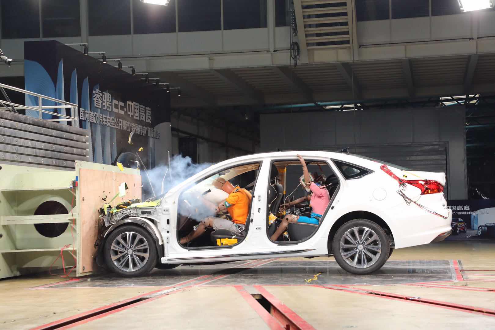 江湖评测：很争气啊！这一撞，竟撞出最“硬骨头”中国车！