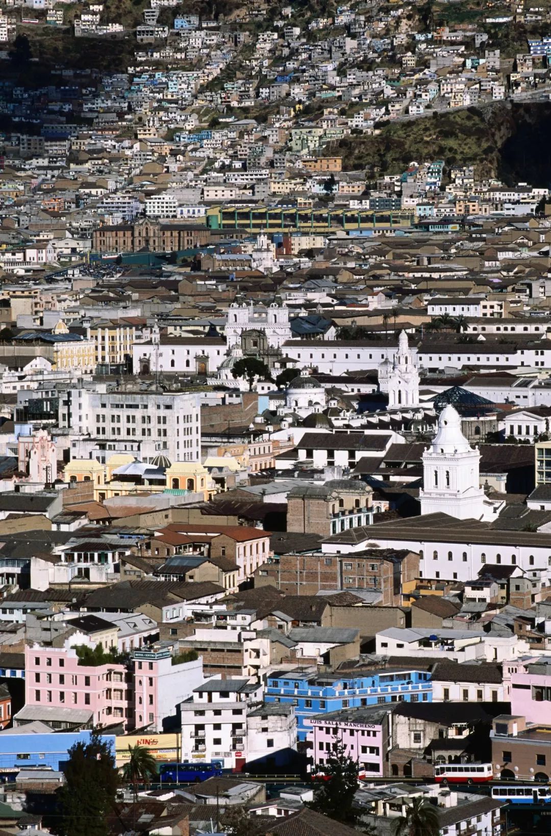左脚北半球右脚南半球的国家,右脚在南半球左脚在北半球