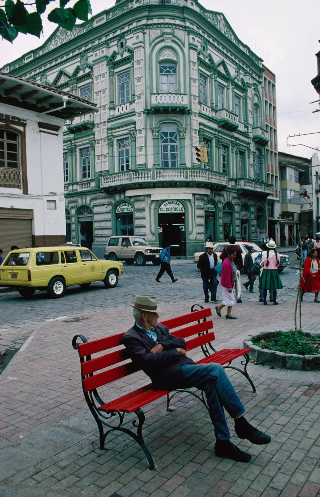 左脚北半球右脚南半球的国家,右脚在南半球左脚在北半球