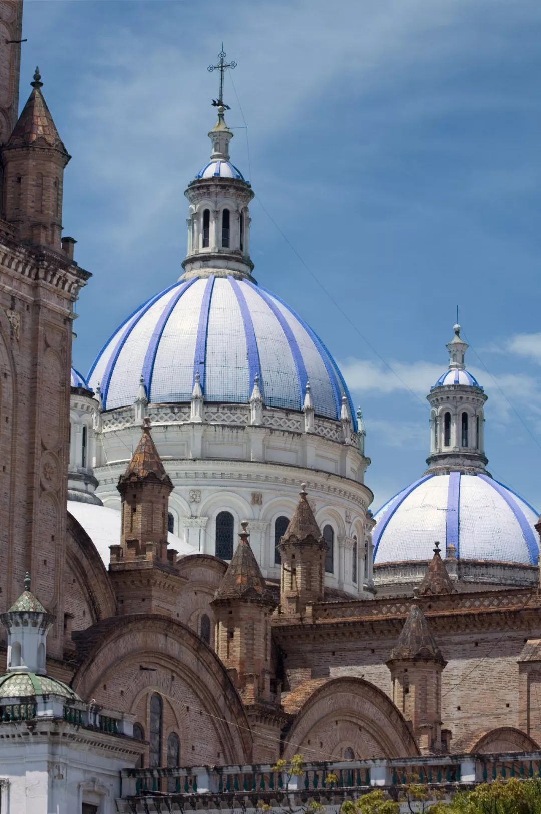 左脚北半球右脚南半球的国家,右脚在南半球左脚在北半球