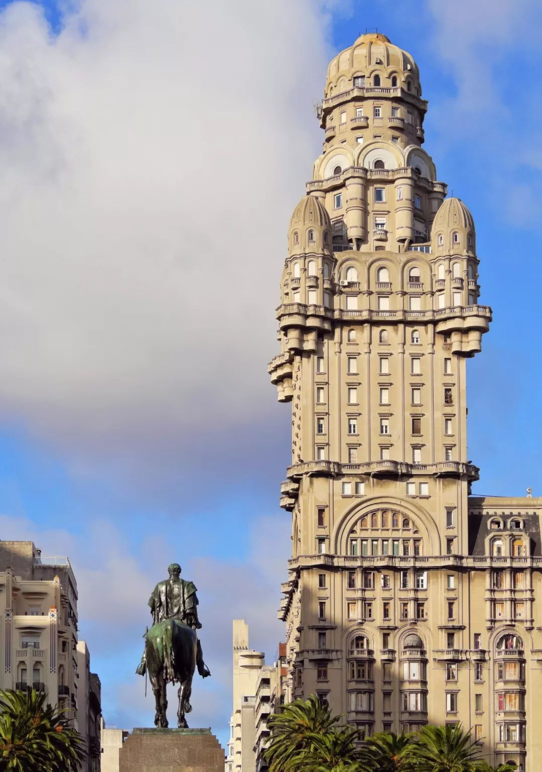 左脚北半球右脚南半球的国家,右脚在南半球左脚在北半球