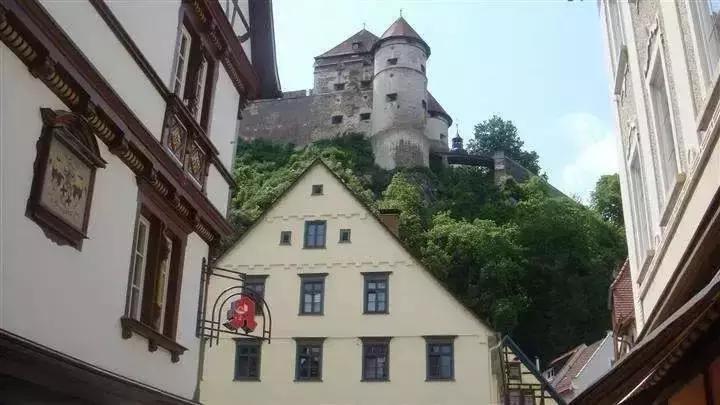 湖北的国际“朋友圈”大揭秘！德甲联赛上挂起海报：“拜仁慕尼黑欢迎潜江”……