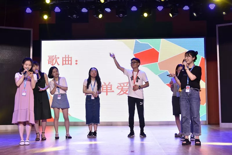 Wecare,wesupport.弗恩英语教师2018MidYearSummerParty