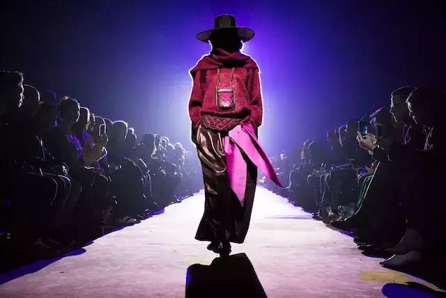 Burberry开局失利股价大跌；维密全面进军香港市场；StuartWeitzman找到创意总监接班人