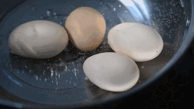 男娃只有一个“蛋蛋”却10年没看医生，只因老人说长大了就会好！