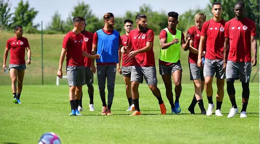 为啥运动员爱摸鞋底,运动员为什么喜欢比赛搓下巴