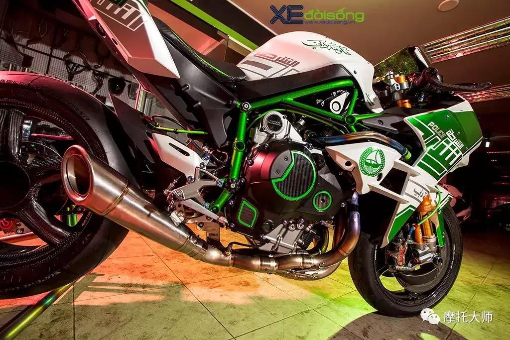 这下迪拜警队不提这台“闻风丧胆”的H2，真对不起它土豪气质了！