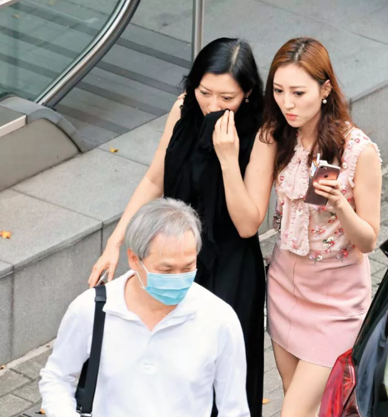 26岁港姐带年轻妈妈和66岁富商老公逛街这画面有点奇特